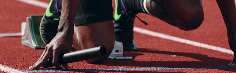 足球运动员训练备战视频集锦封面 - 球员在健身房进行力量训练