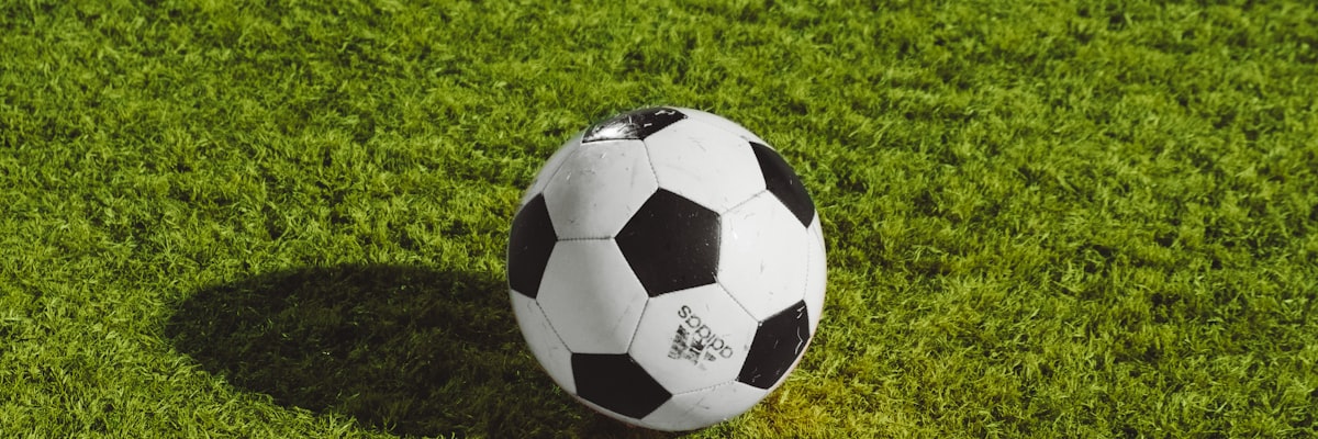 欧冠决赛现场高清直播画面 - 皇家马德里对阵曼彻斯特城，球场座无虚席，灯光璀璨